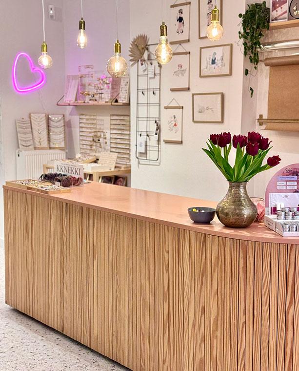 Comptoir de la boutique Mim's à Leuze-en-Hainaut exposant bijoux, objets de décoration et créations artisanales