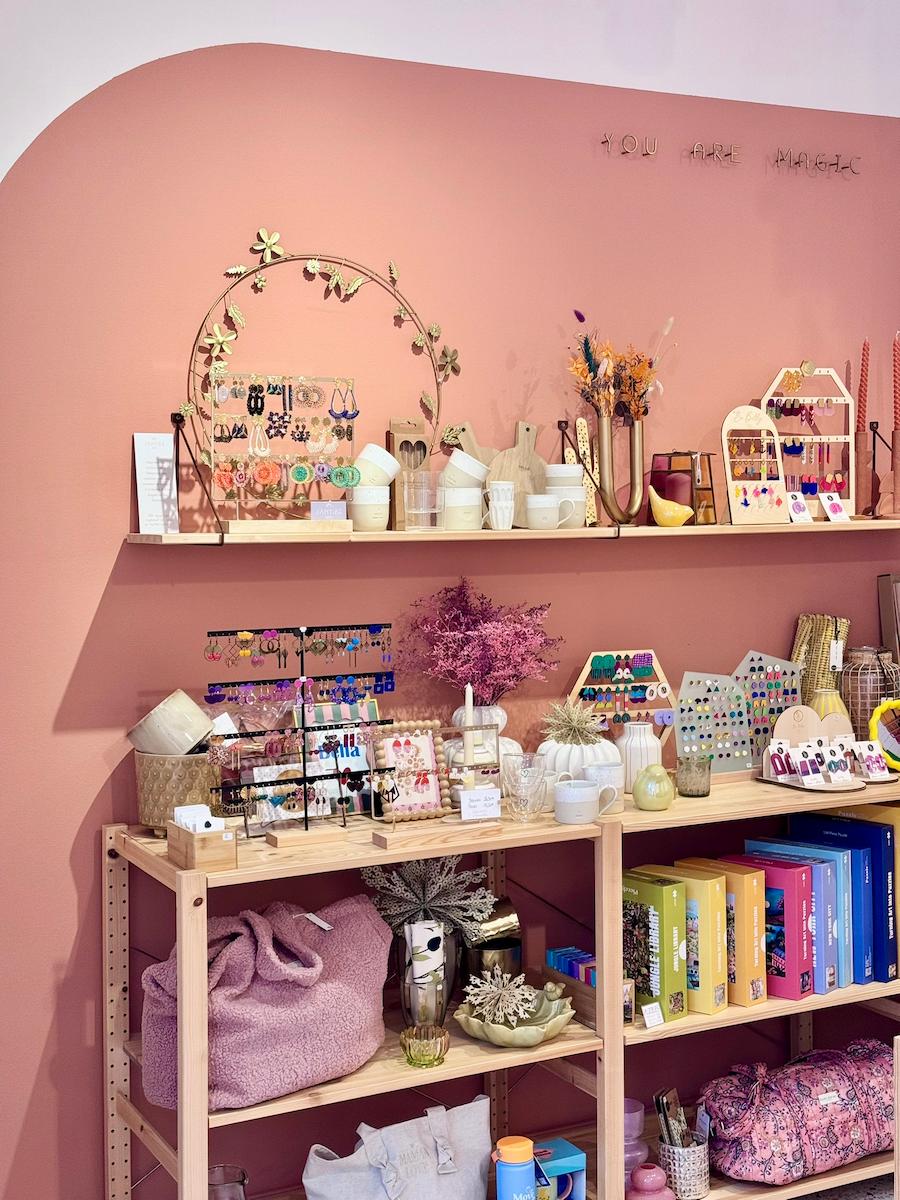 Étagère décorative du magasin Mim's à Leuze, avec bijoux de créateurs, mugs et objets de décoration