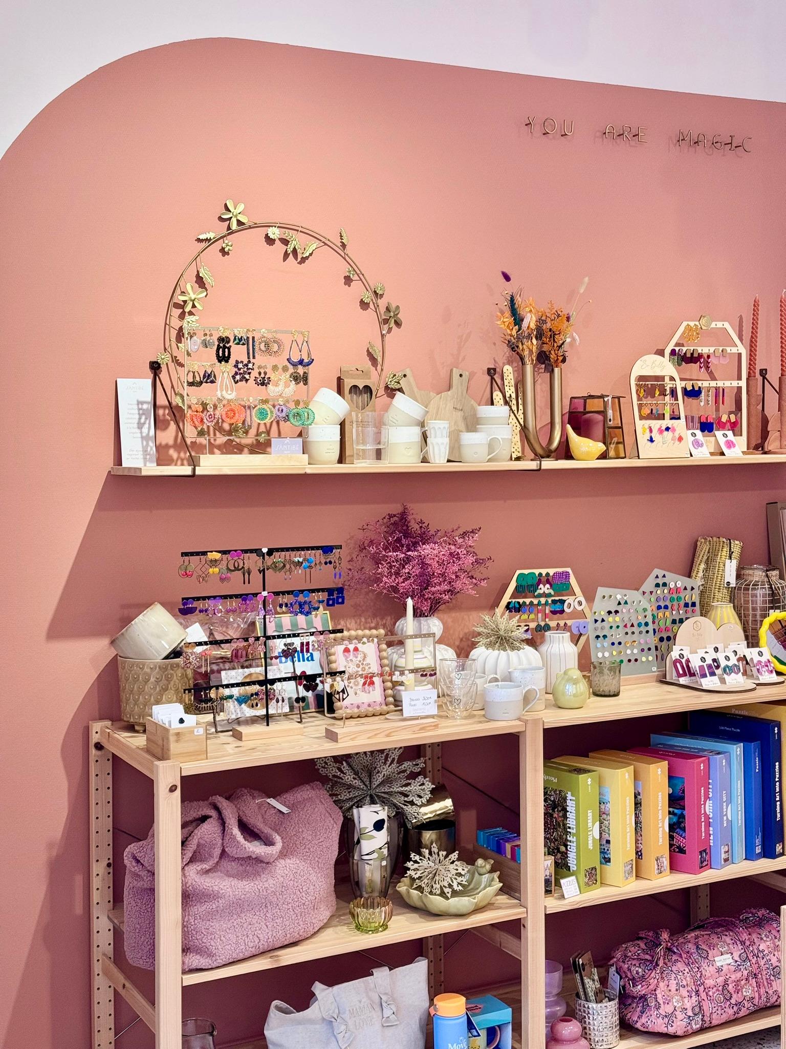 Présentation de bijoux et sacs en vente dans la boutique