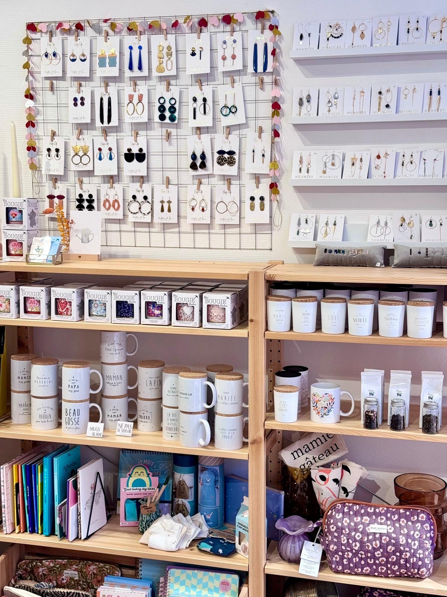 Des tasses, bijoux et boucles d'oreilles en vente dans la boutique