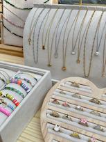 Vignette : bijoux enfant – colliers et bracelets colorés