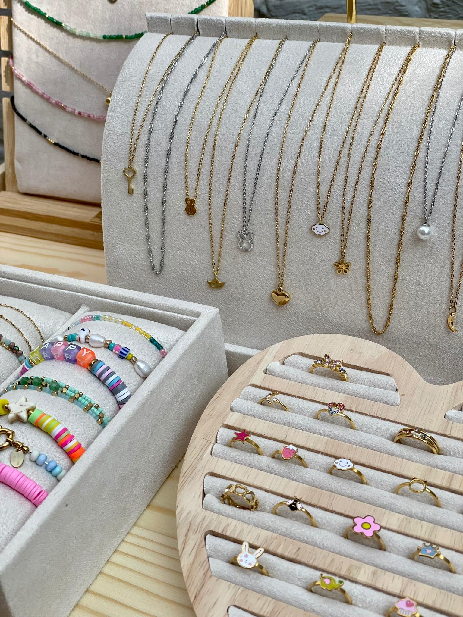 Bijoux fantaisie pour enfant – colliers, bagues et bracelets colorés exposés chez Mim's à Leuze