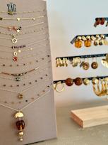 Vignette : bijoux Zag – acier et perles naturelles