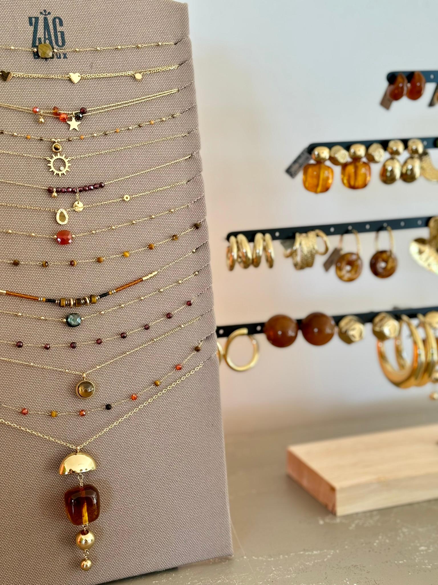 Bijoux Zag : colliers et boucles d’oreilles en acier inoxydable et perles naturelles – disponible chez Mim’s