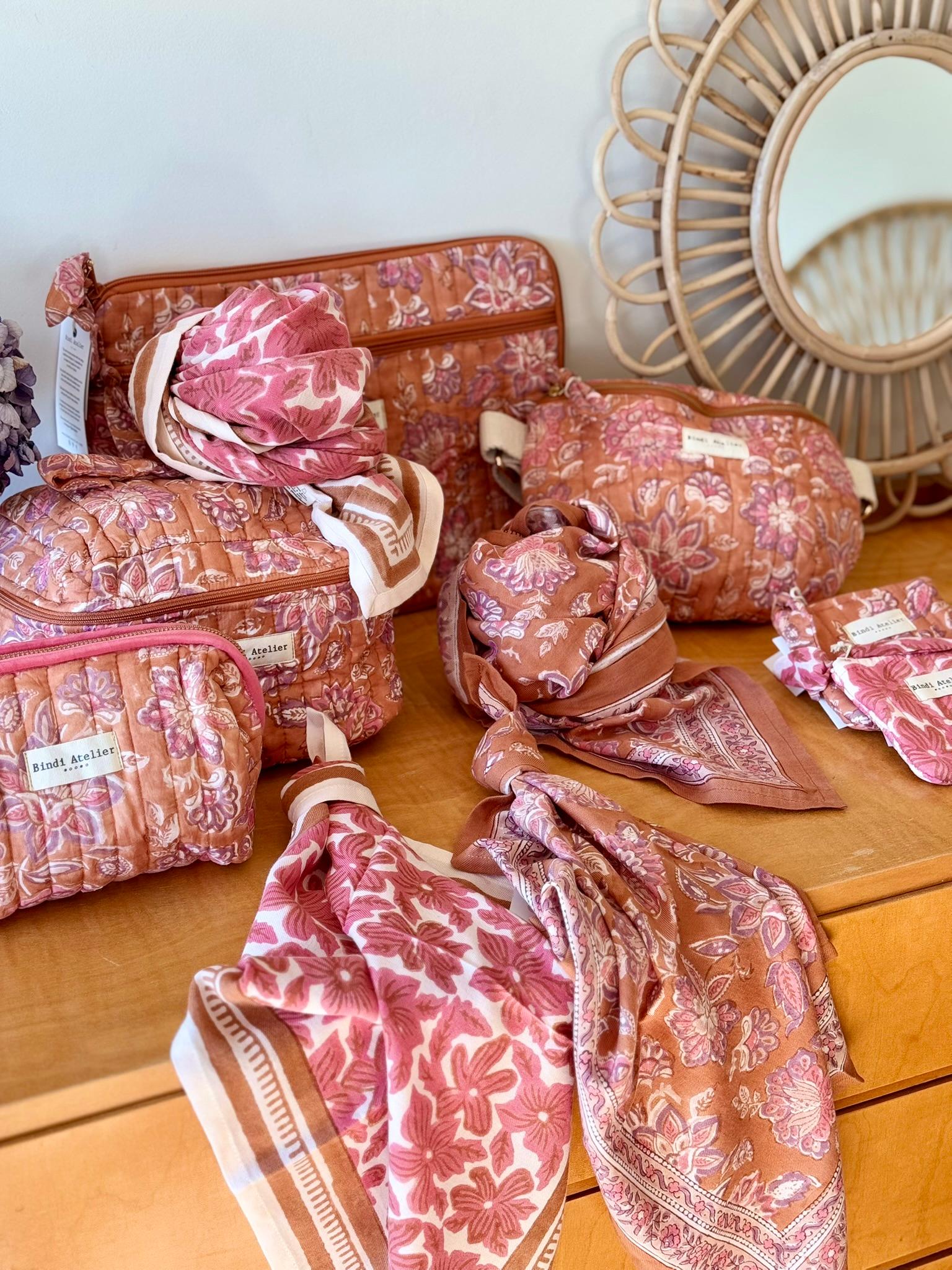 Sacs et foulards de la collection Bindi Atelier imprimés à la main selon une technique ancestrale