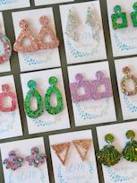 Vignette : boucles LM les bijoux en résine pailletée