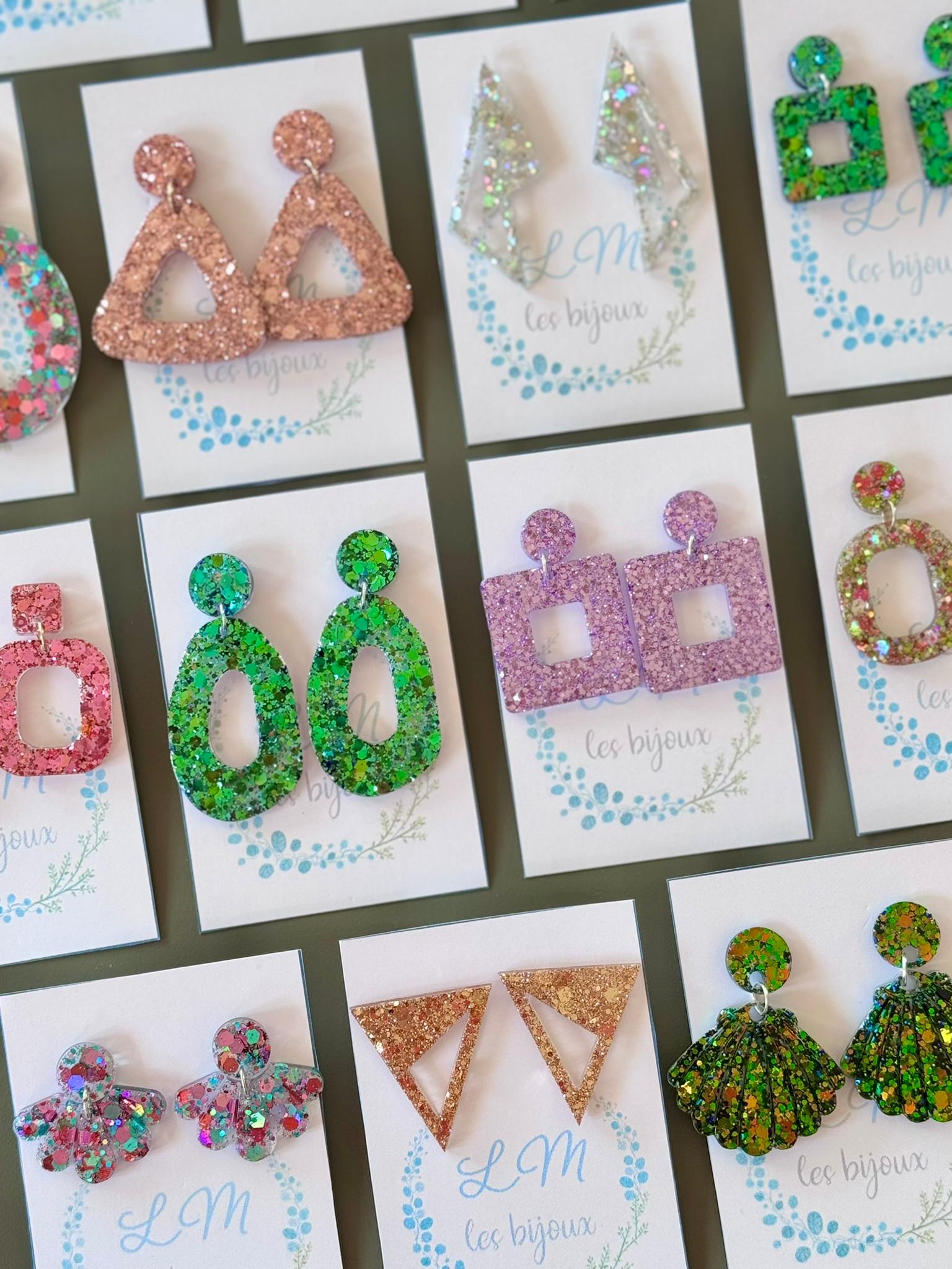 Boucles d'oreilles LM les bijoux, résine colorée et paillettes, créées artisanalement à Tournai
