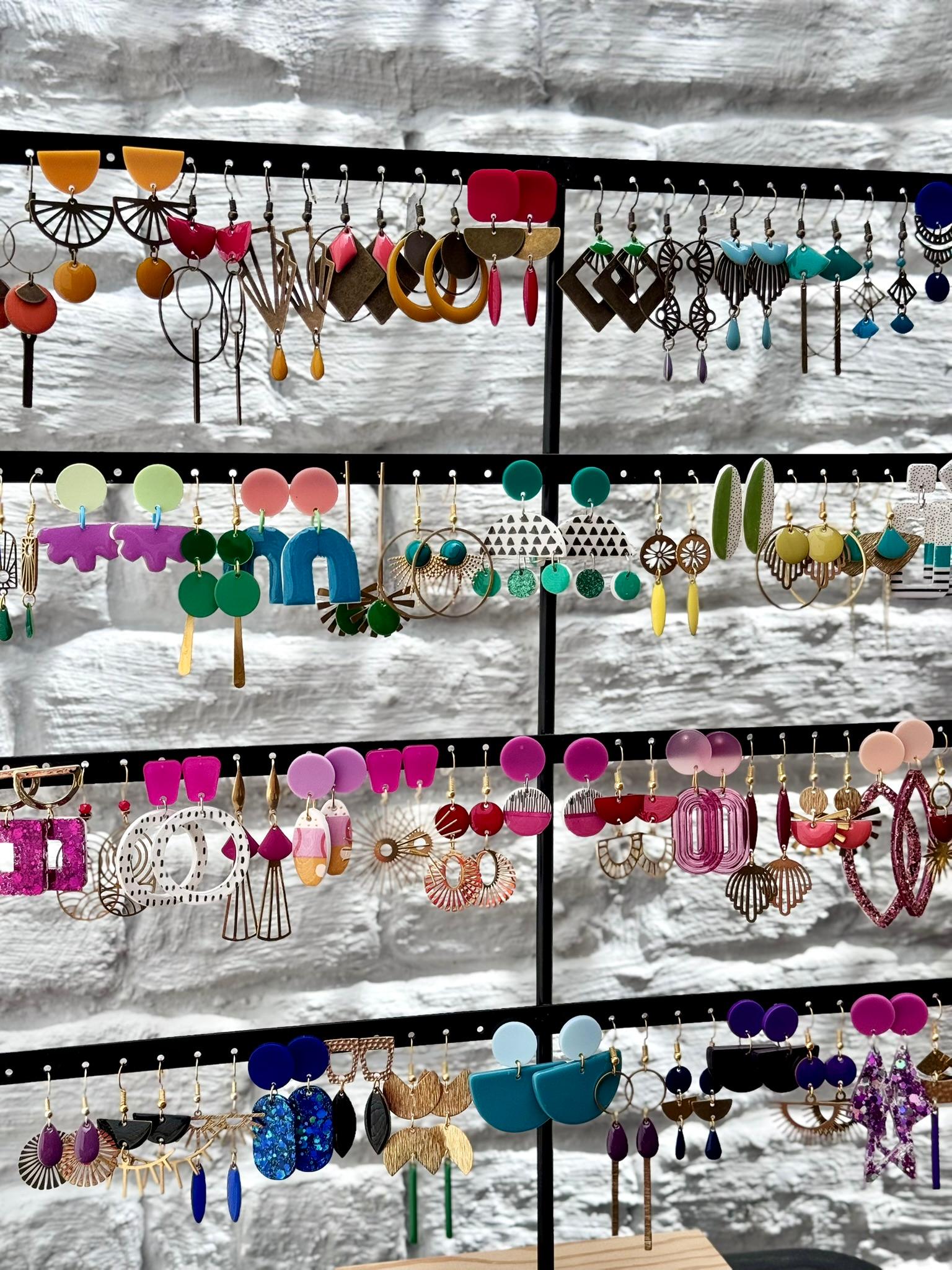 Boucles d’oreilles pendantes et colorées – bijoux fantaisie de créateurs chez Mim’s à Leuze