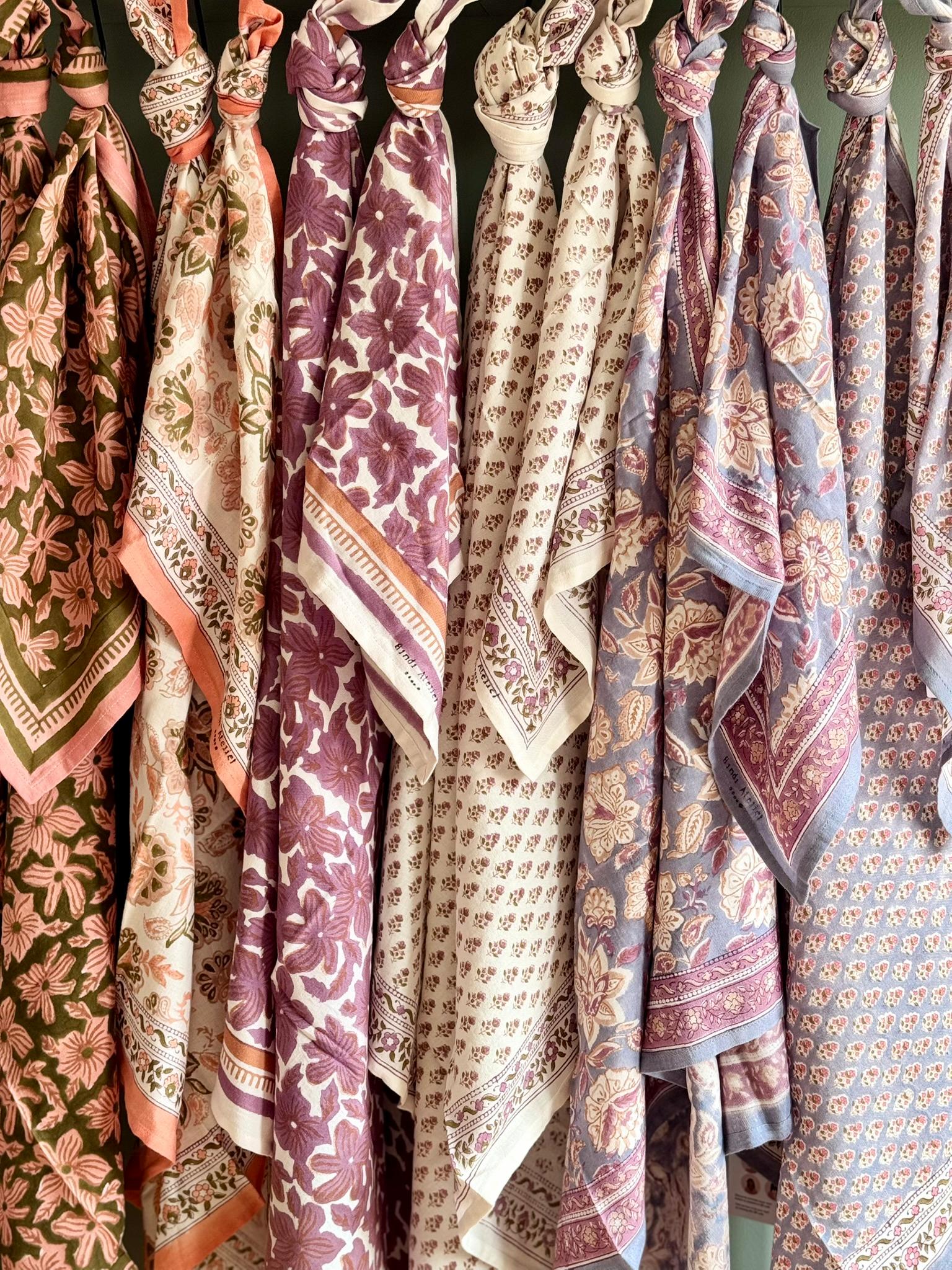 Foulards style bohème chic exposés dans la boutique Mim’s à Leuze, spécialisés en accessoires de créateurs