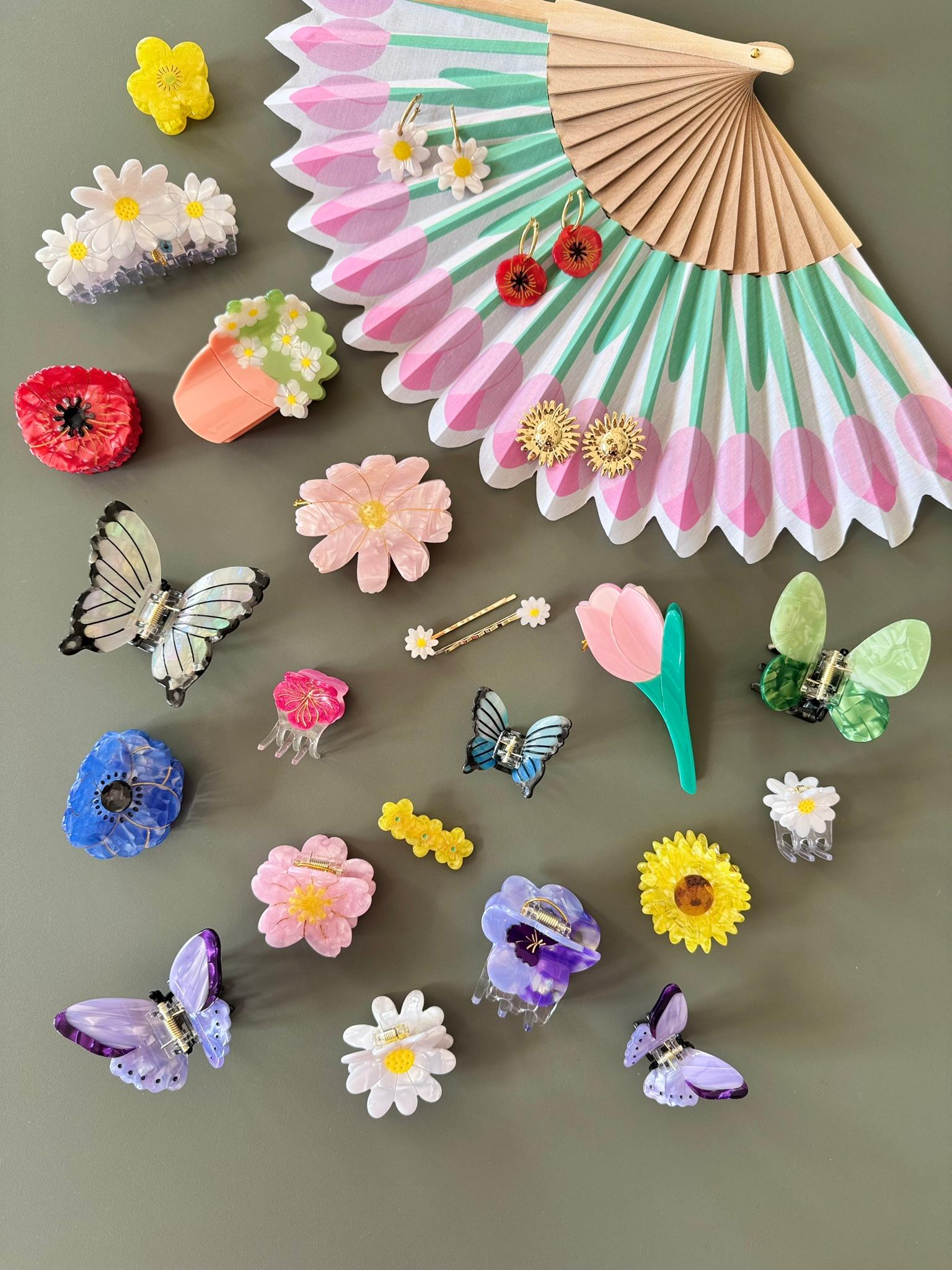 Pinces à cheveux fantaisies et boucles d'oreilles colorées dans la boutique Mim’s