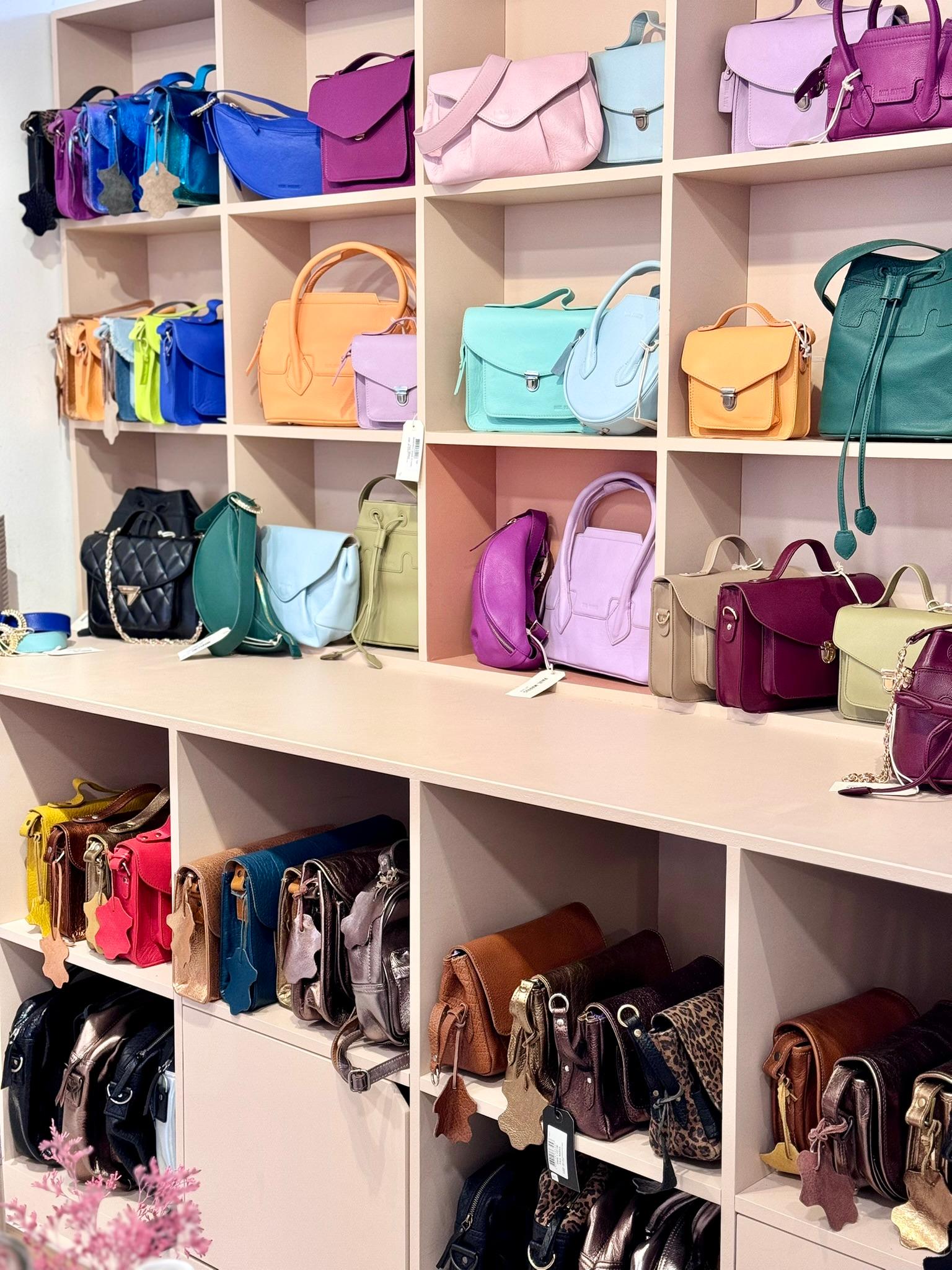 Collection de sacs Paul Marius exposée chez Mim's à Leuze-en-Hainaut, divers coloris en cuir et style vintage