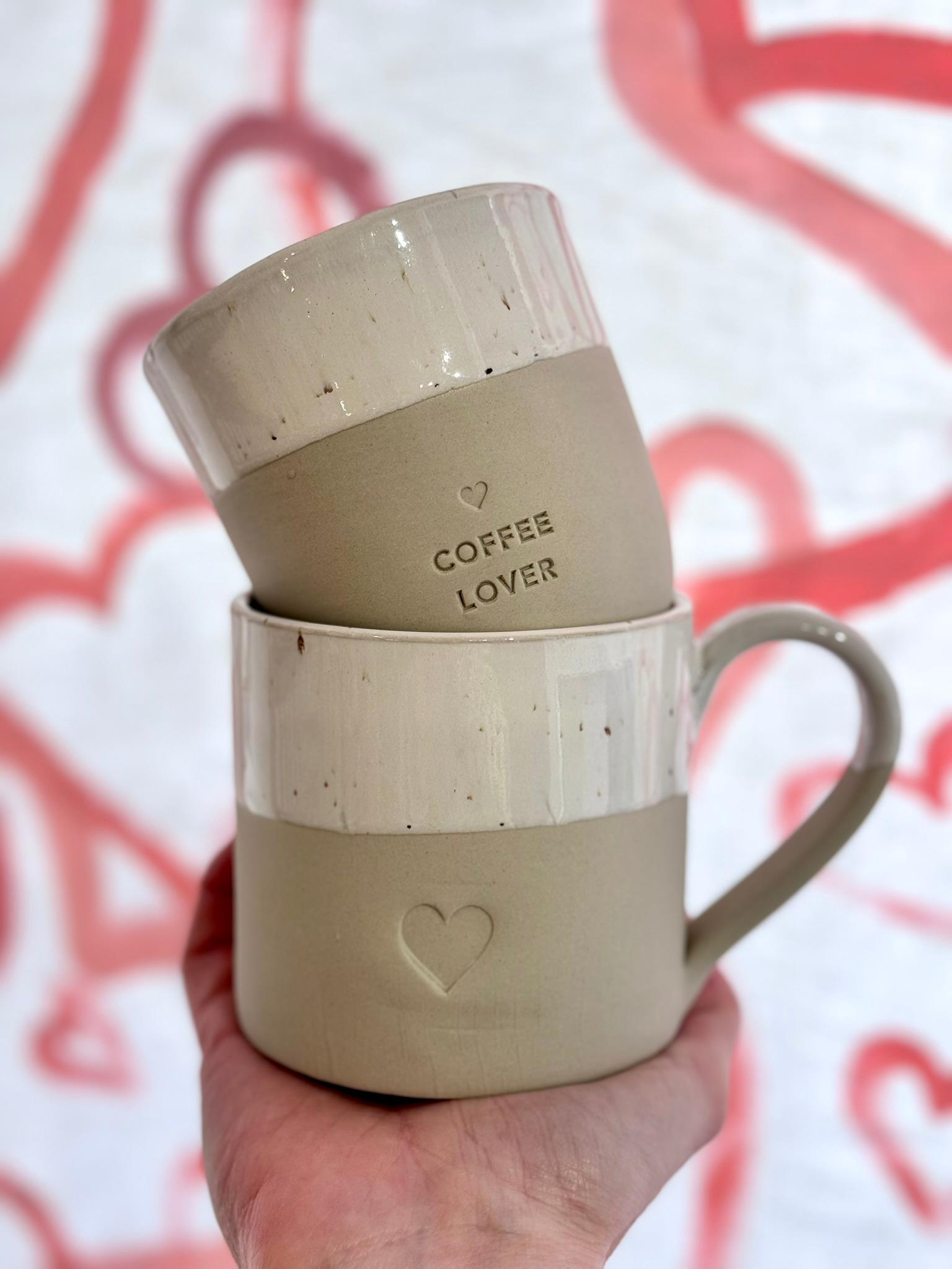 Deux tasses imbriquées formant un cœur avec l’inscription coffee lover