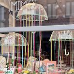 Vignette : vitrine Mim's avec parapluies suspendus et fils colorés