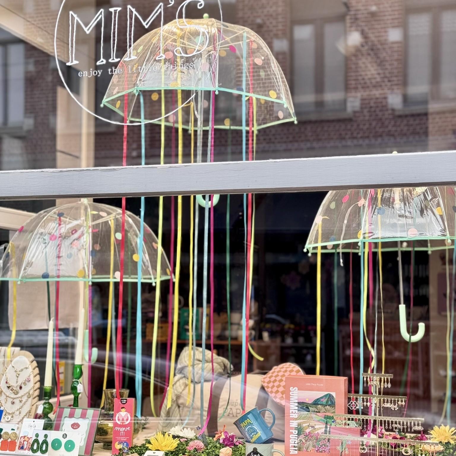 Vitrine de la boutique Mim's à Leuze-en-Hainaut avec parapluies suspendus et fils colorés tombants