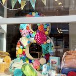 Vitrine Mim's avec déco anniversaire, chiffre 8, sacs et bijoux