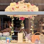 Vitrine Mim's avec bijoux et nuage décoratif