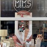 Vitrine Mim's avec marionnettes du Chaperon Rouge et du Loup dans une ambiance bordeaux