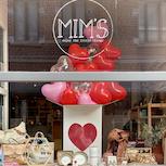 Vitrine Mim's sur le thème Saint-Valentin avec ballons cœurs et accessoires