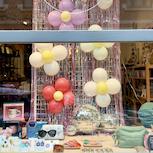 Vitrine Mim's avec bouquets de ballons en forme de fleurs pour la fête des mères