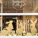 Vitrine Mim's avec lapins artisanaux en carton et bijoux de printemps