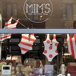 Vitrine Mim's avec maillots de bain blancs et rouges suspendus pour l'été