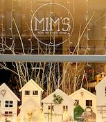 Vitrine Mim's avec maisons en bois blanches, branches et accessoires