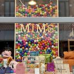Vitrine Mim's avec sacs et mur de balles colorées