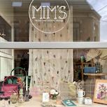 Vitrine Mim's traditionnelle avec tasses, colliers et sacs